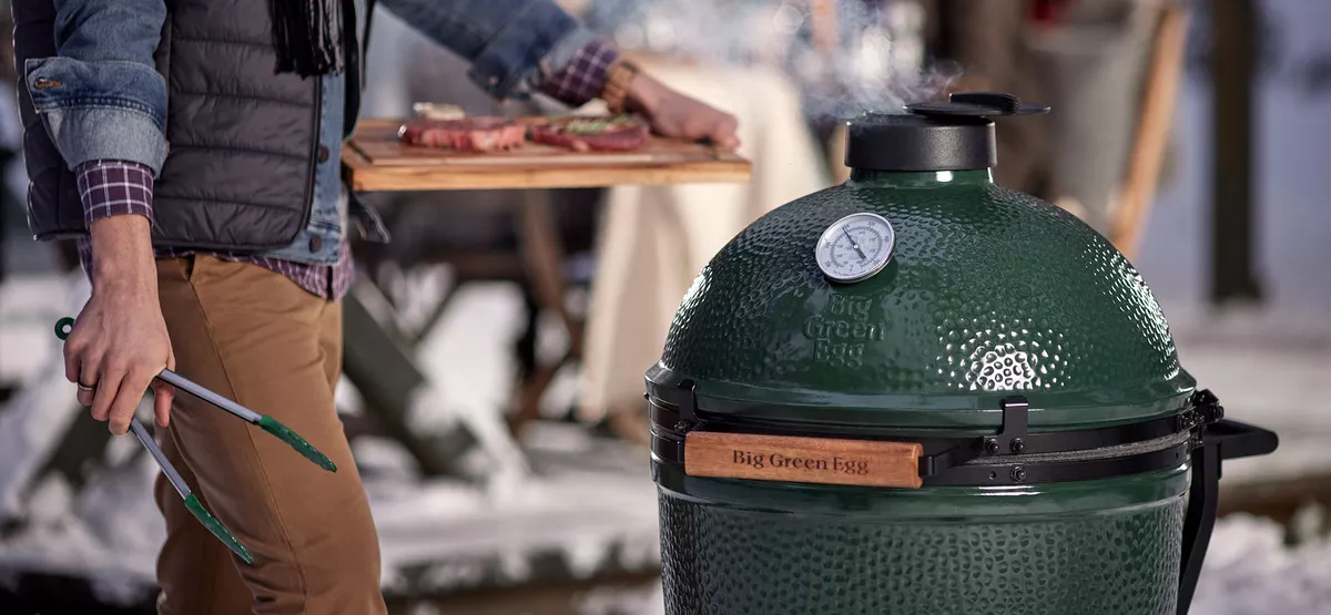 Big-Green-Egg-Large-in-Snow-Lifestyle-Winter